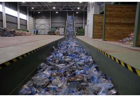 AMENZI URIAŞE. Pentru a obliga fiecare patron să se asigure că deşeurile reciclabile produse în firma sa ajung la staţia de sortare, autorităţile ameninţă cu amenzi uriaşe, între 15.000 şi 30.000 de lei
